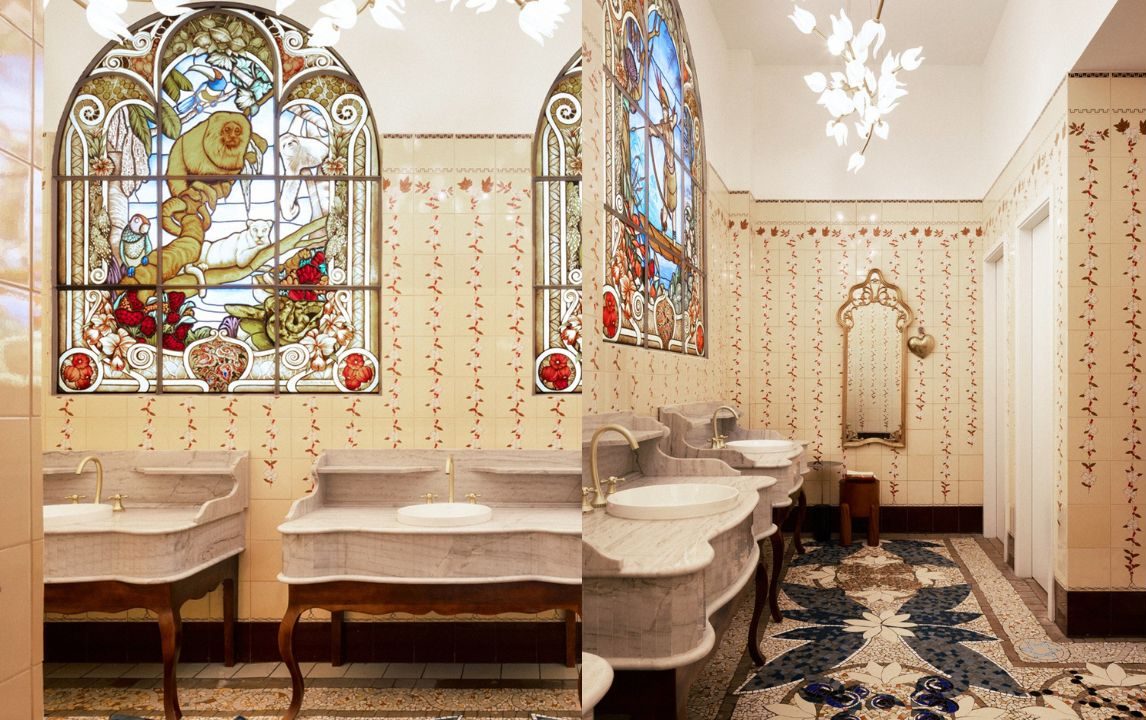 Banheiro vintage com azulejos estampados, vitrais e revestimentos coloridos