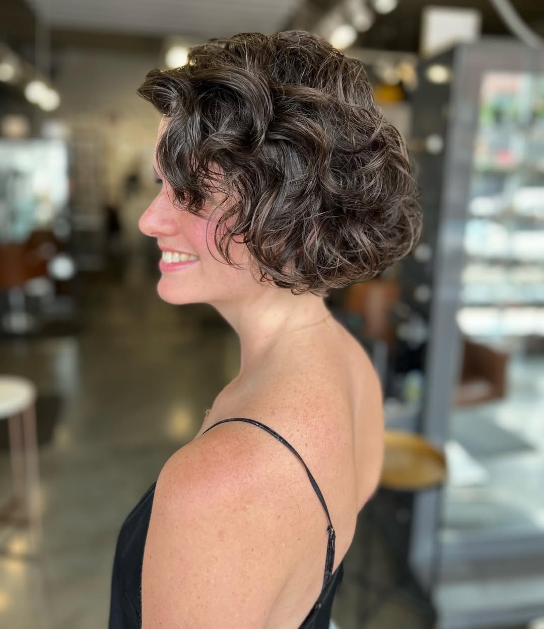 Corte bob para cabelo ondulado com volume e textura natural