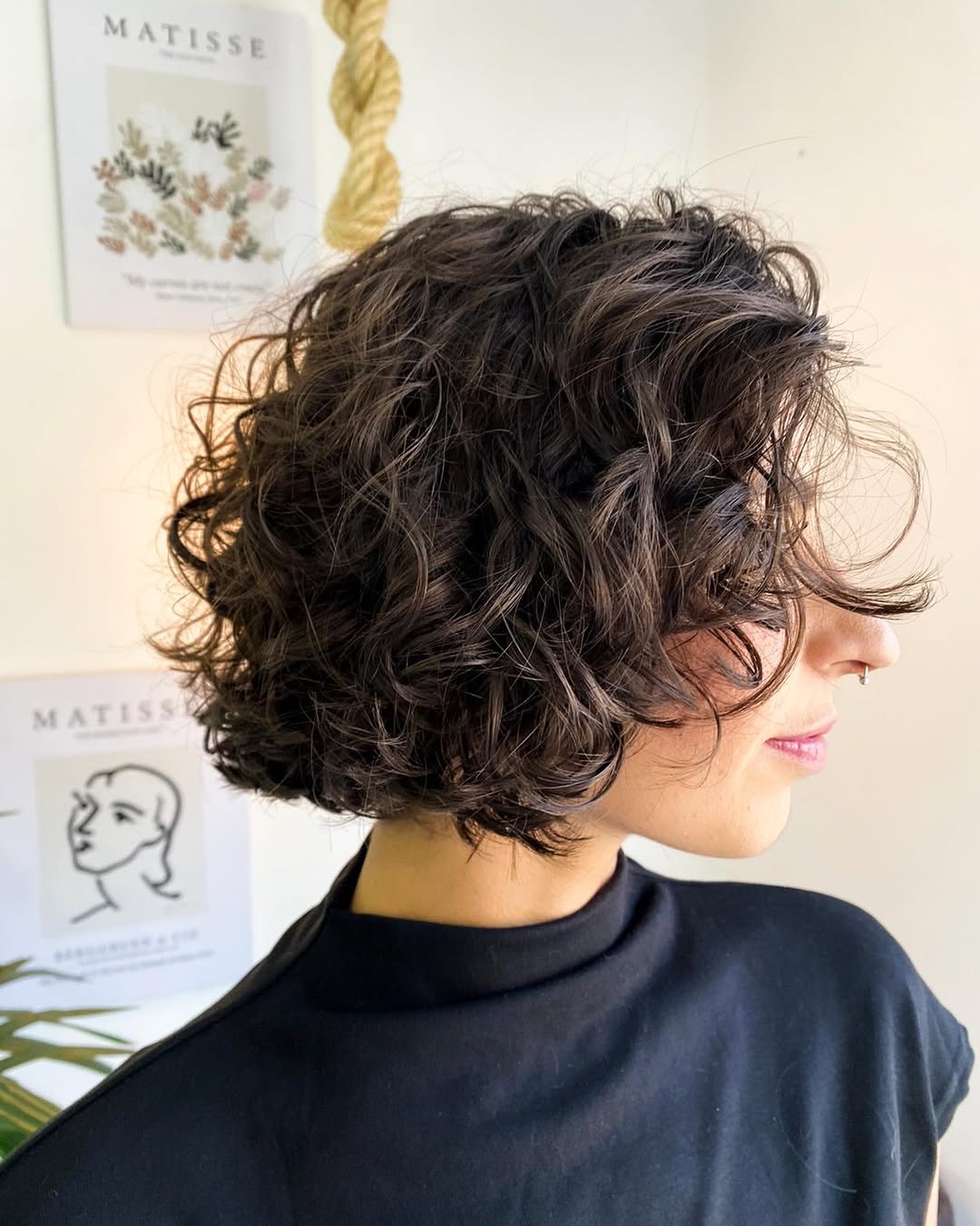 Corte bob ondulado com franja, perfeito para dar leveza ao rosto