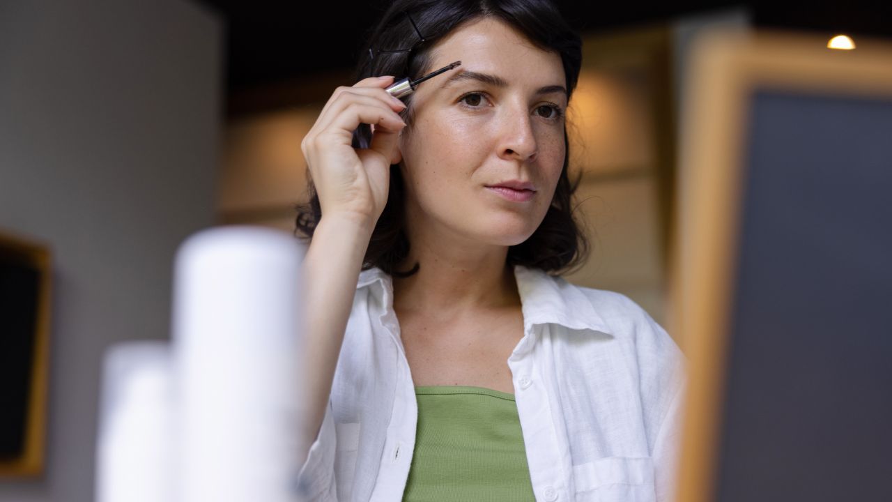 Como fazer brow lamination em casa: aplica&ccedil;&atilde;o de gel modelador ajuda a alinhar e fixar os fios da sobrancelha