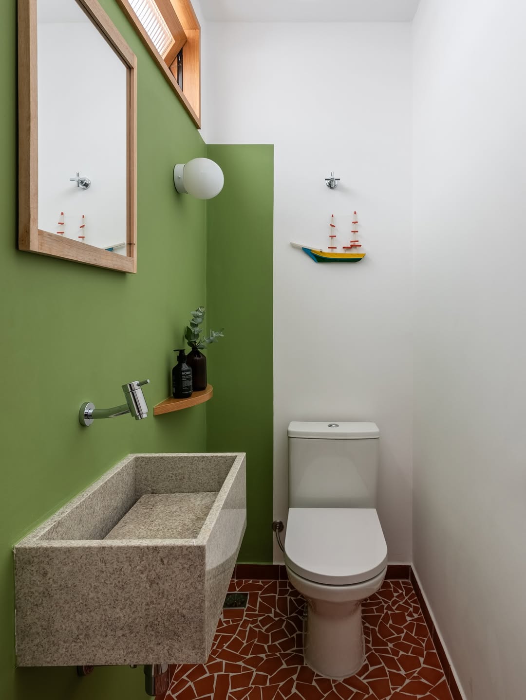 Lavanderia, cozinha e sala de estar com piso de caquinho