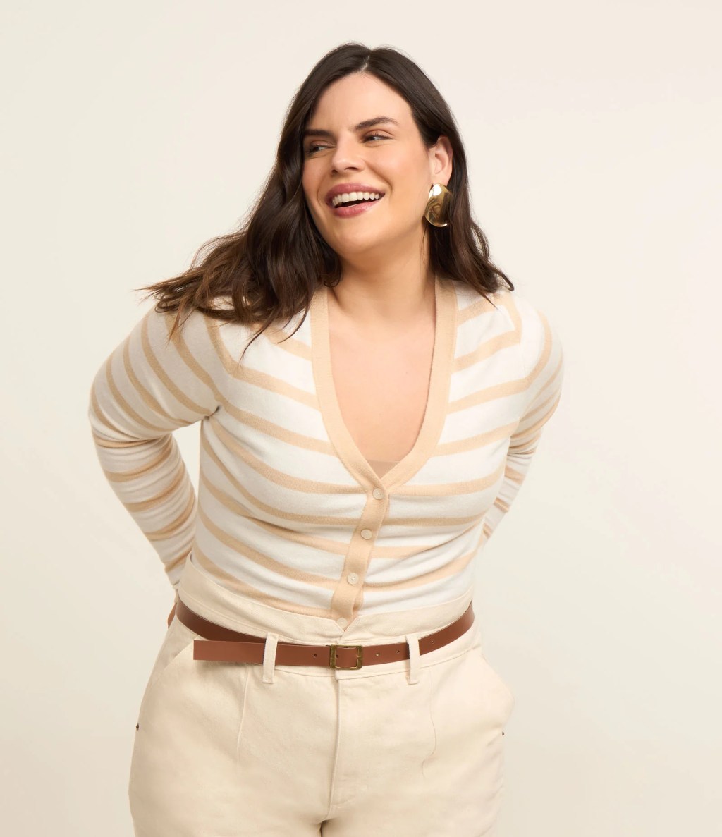 Foto de um cardigan branco com listras
