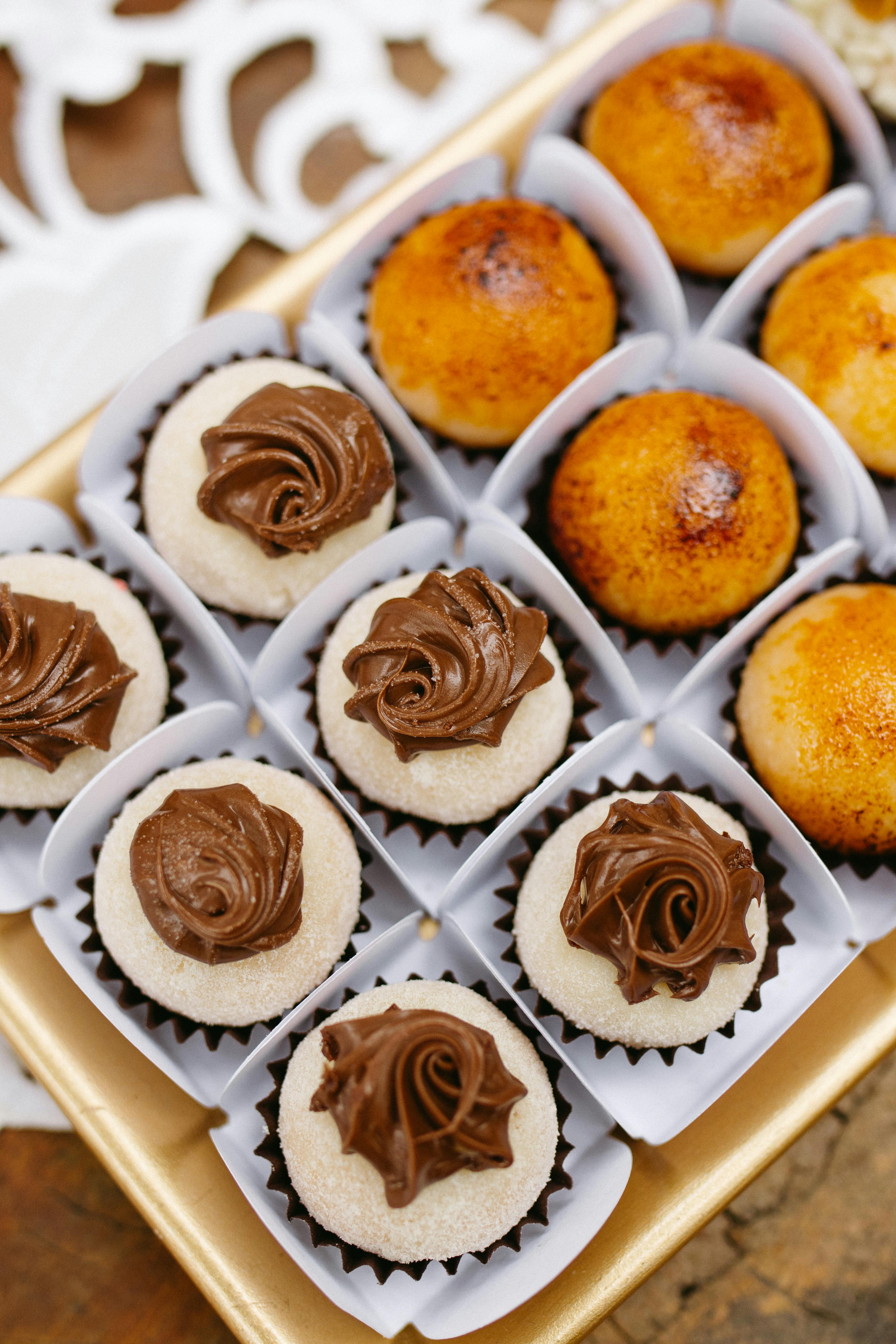 Foto de brigadeiros de leite linho com nutella e dourados