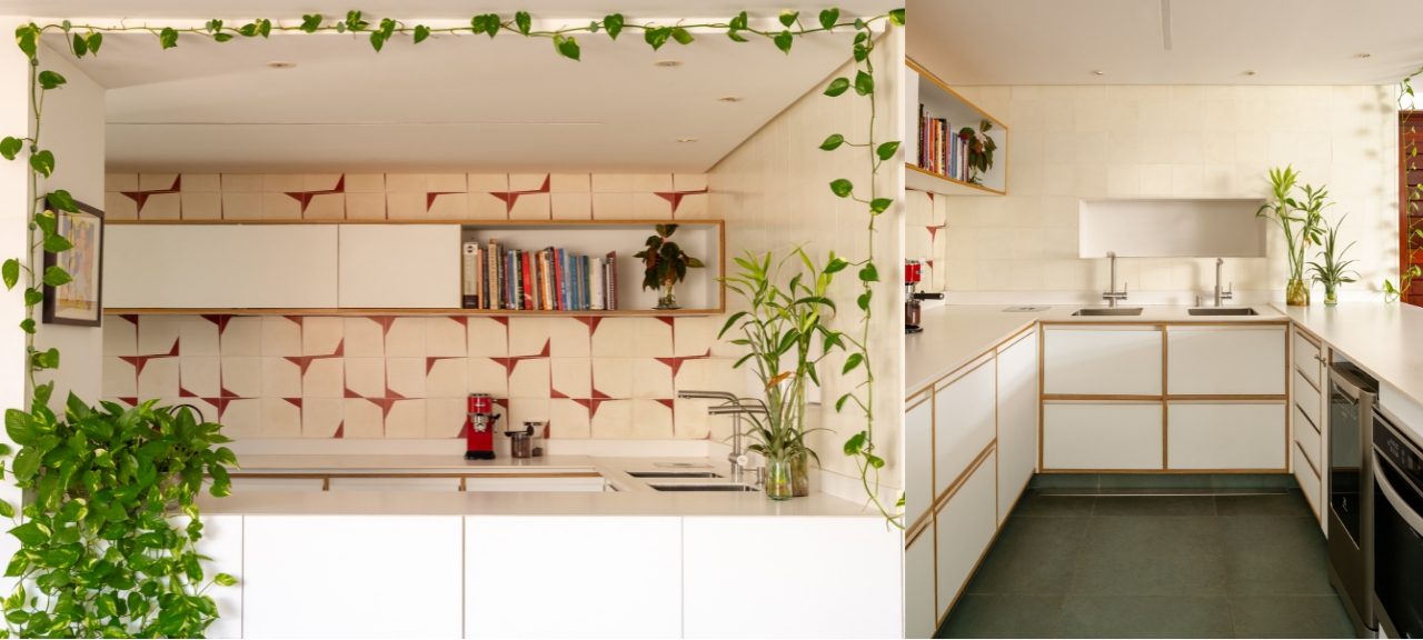 Cozinha retr&ocirc; com azulejos em branco e vermelho e plantas abra&ccedil;adeiras