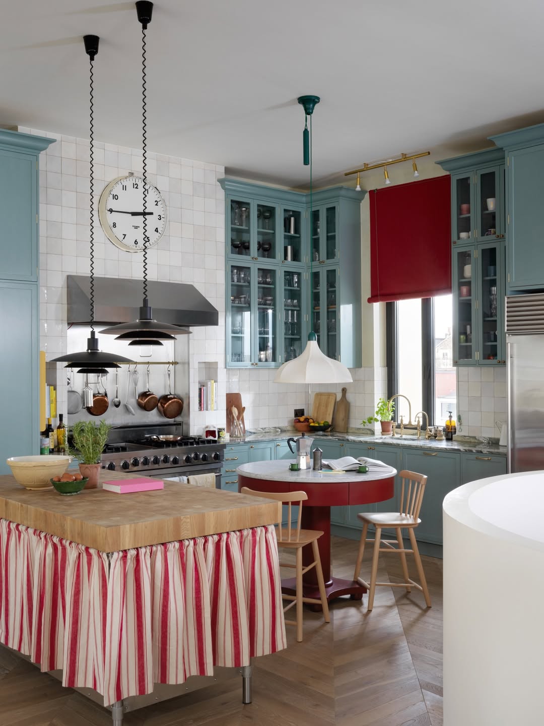 Cozinha retr&ocirc; com descora&ccedil;&atilde;o em tons de vermelho, azul bebe e branco