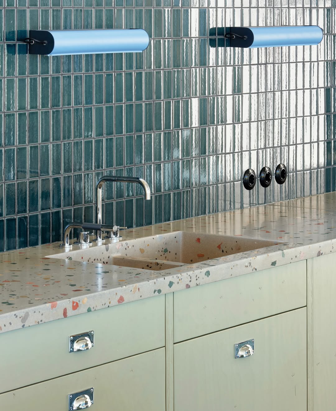 Cuba estampada com um terrazzo ou quartzo composto multiculorido