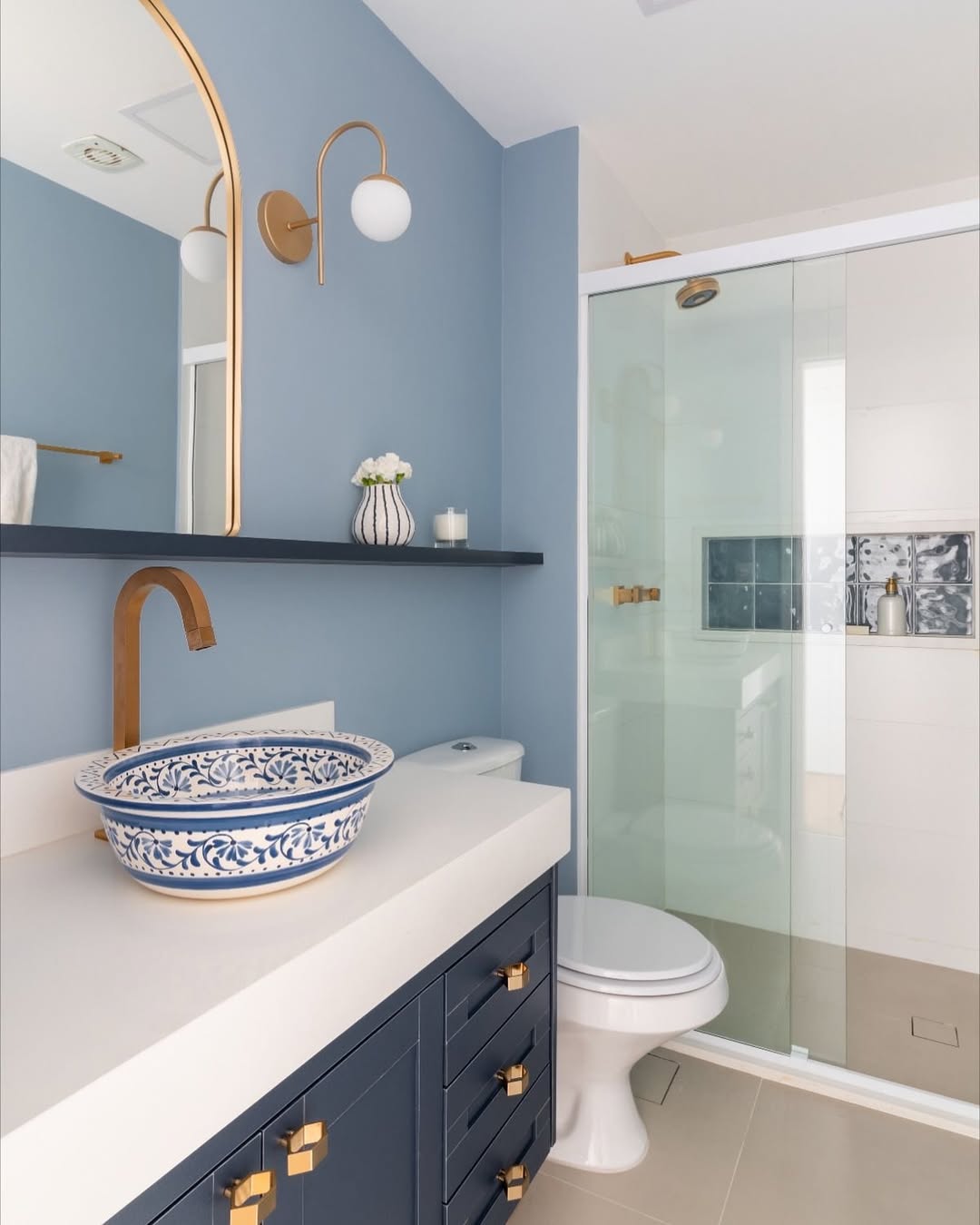 cuba de apoio em cer&acirc;mica com padronagem azul sobre fundo branco, com ornamenta&ccedil;&atilde;o remete a refer&ecirc;ncias cl&aacute;ssicas mediterr&acirc;neas e coloniais