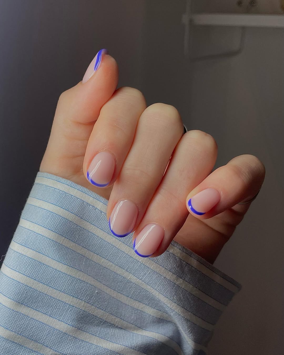 Microfrancesinha azul vibrante com tra&ccedil;o fino moderno