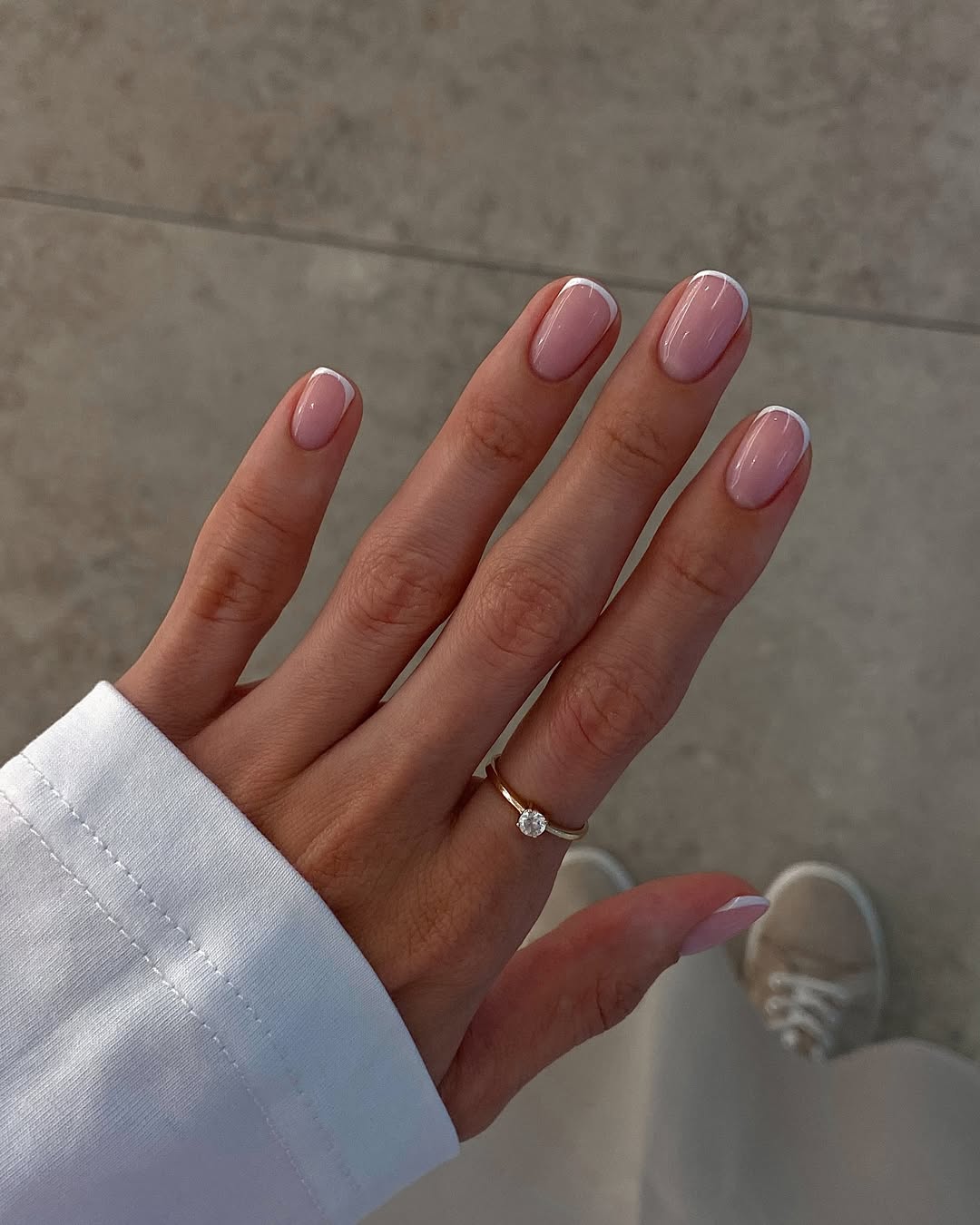 Microfrancesinha branca minimalista em unhas curtas