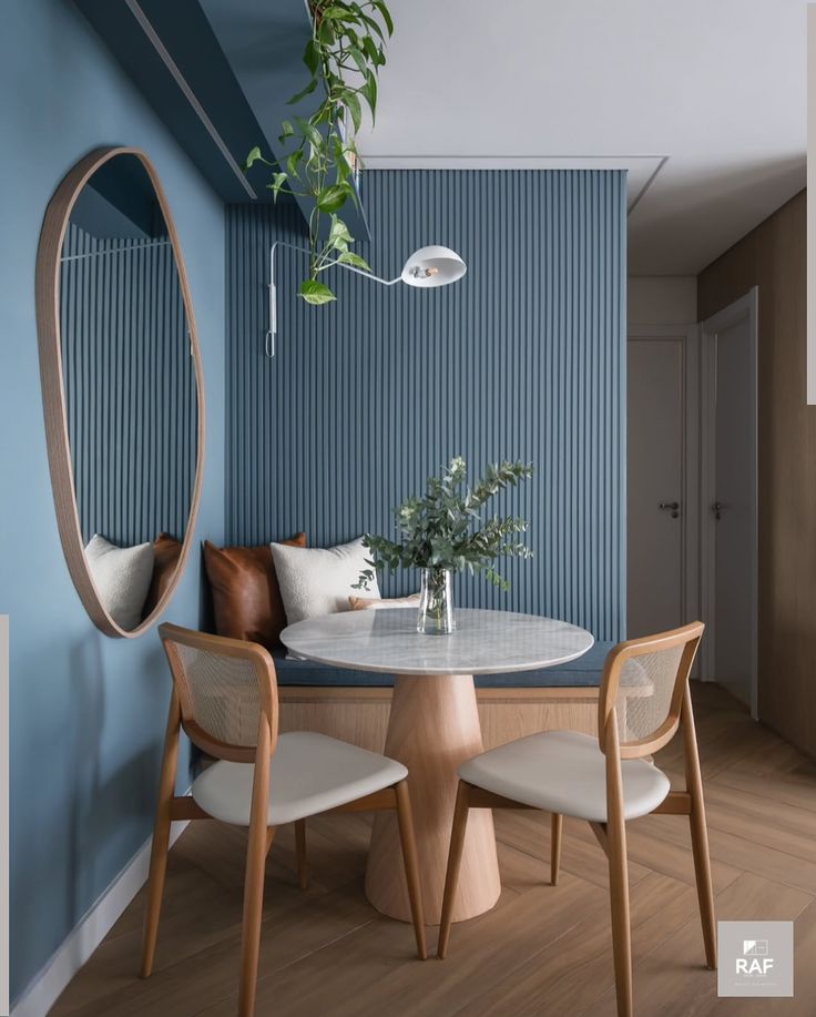 Sala de jantar com paredes azuis e mesa redonda