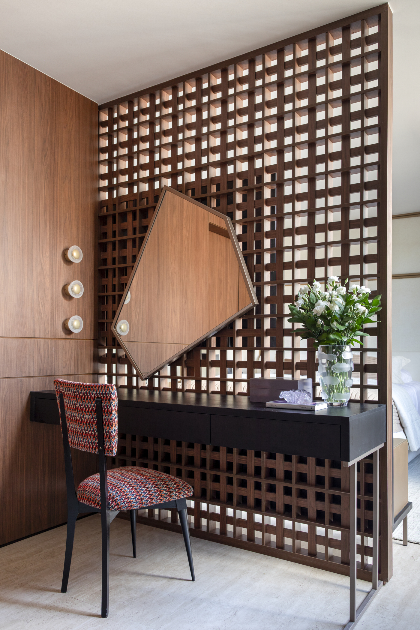 Penteadeira com fundo de muxarabi e espelho geom&eacute;trico de forma abstrata