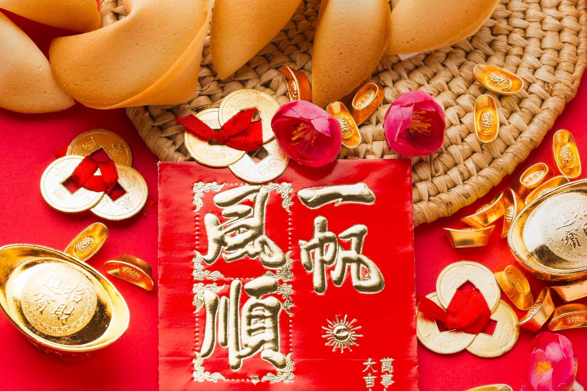 Moedas, lingotes dourados e biscoitos da sorte comp&otilde;em uma cena t&iacute;pica de celebra&ccedil;&otilde;es ligadas &agrave; prosperidade no Ano Novo Chin&ecirc;s