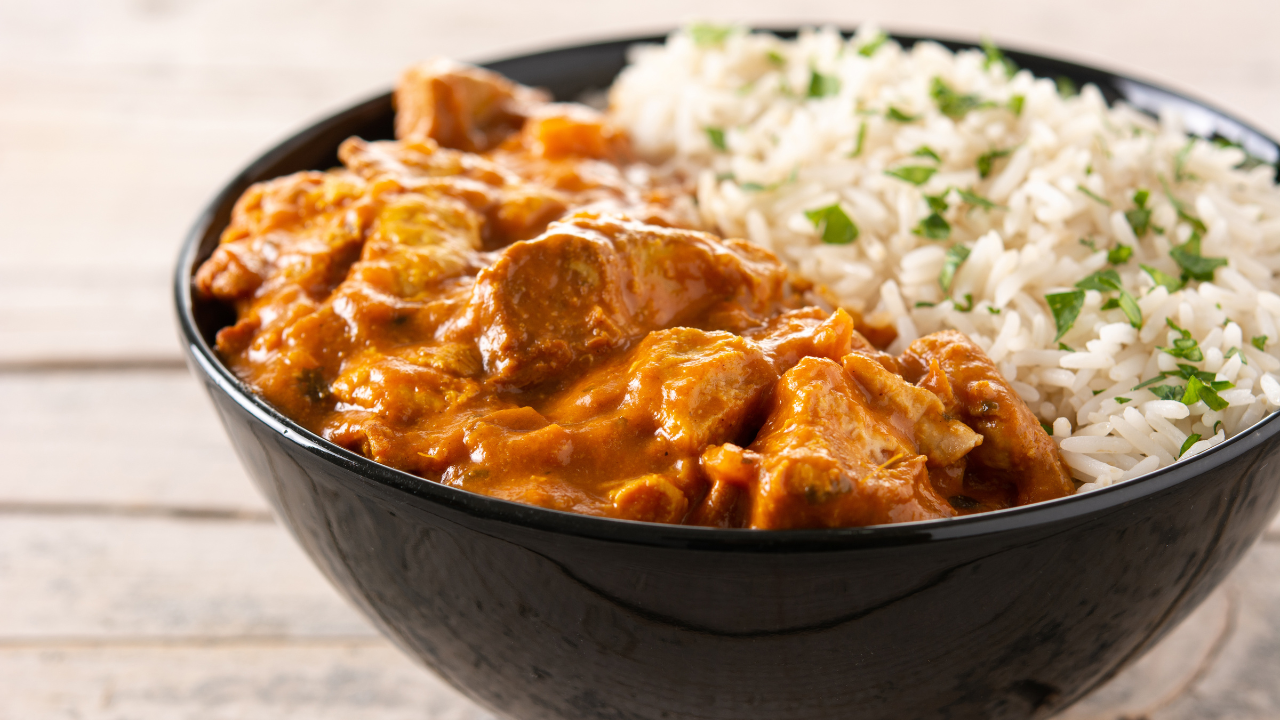 Estrogonofe servido com arroz em bowl preto