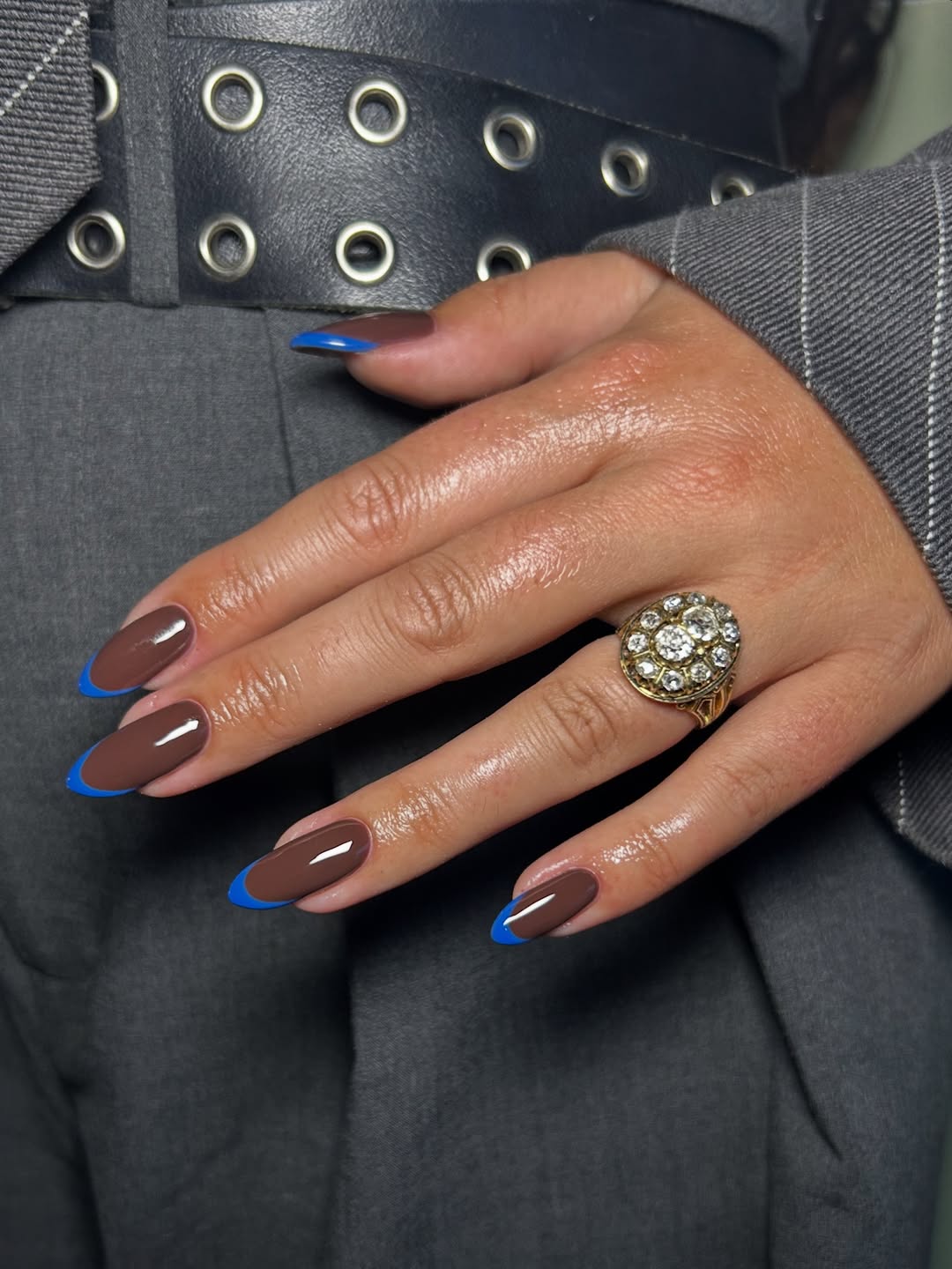 Francesinha azul sobre esmalte marrom cria manicure moderna e elegante