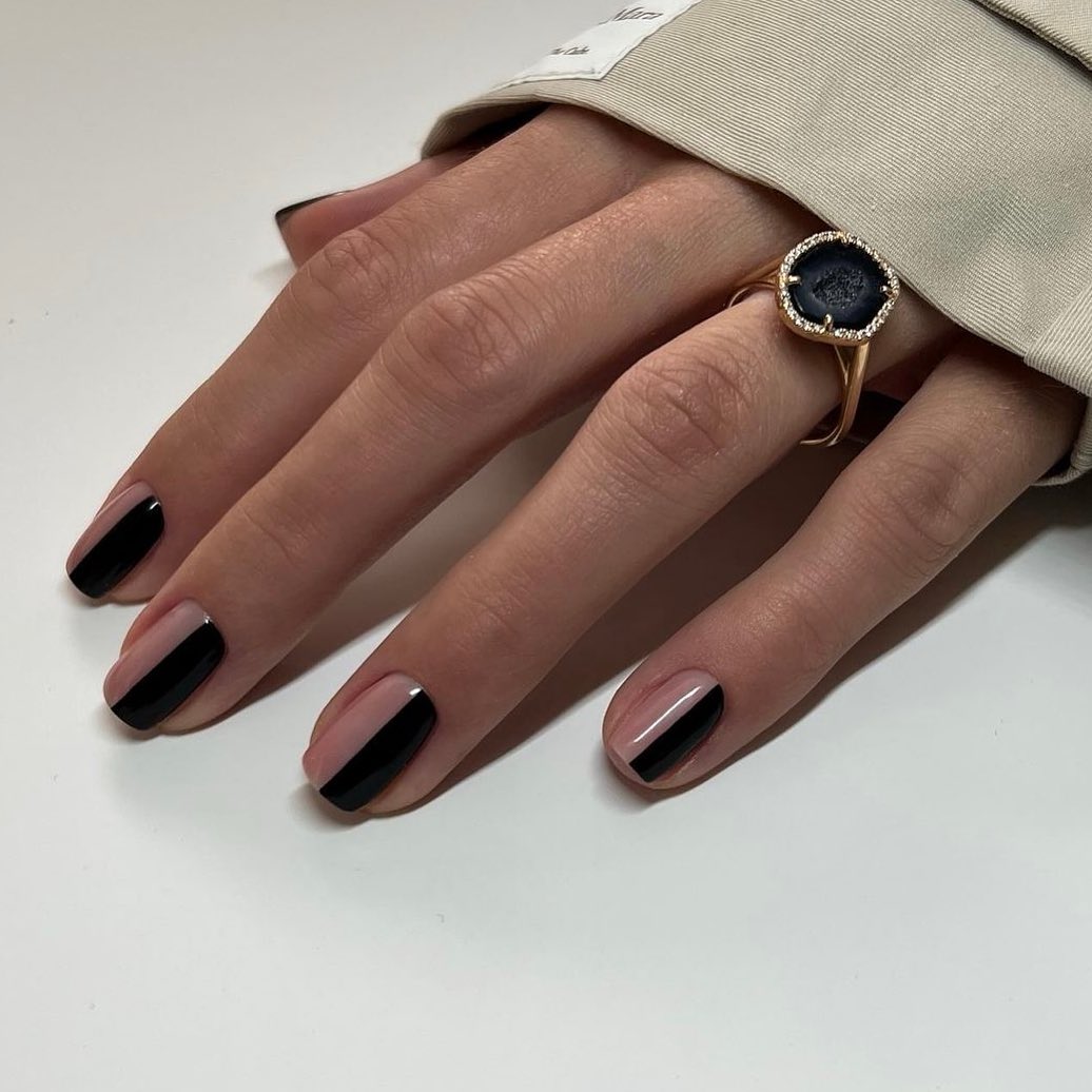 Unhas nude com detalhes geom&eacute;tricos pretos formam nail art elegante