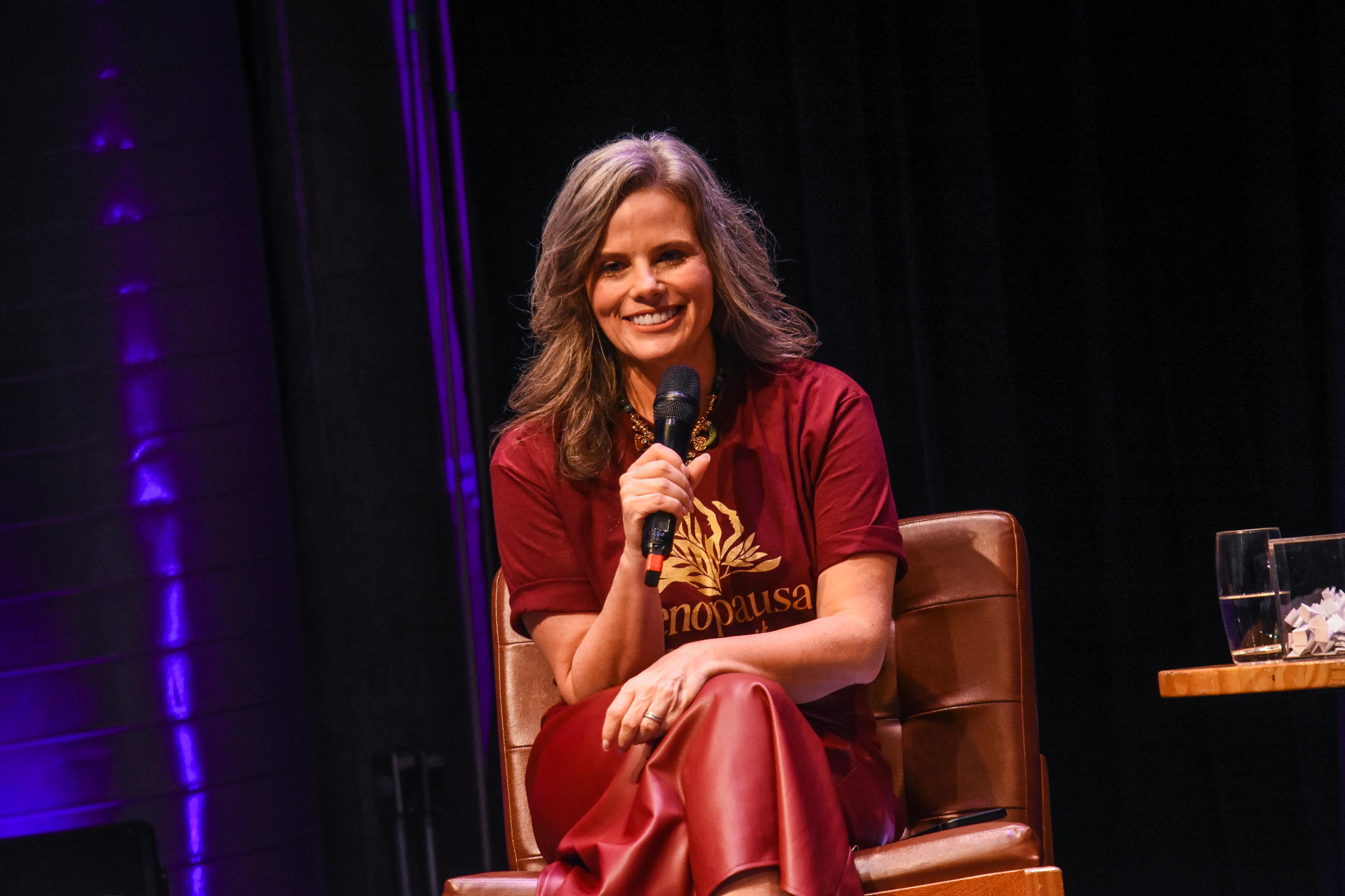 Maria C&acirc;ndida participa de uma conversa no palco do evento, compartilhando experi&ecirc;ncias e reflex&otilde;es sobre menopausa e qualidade de vida