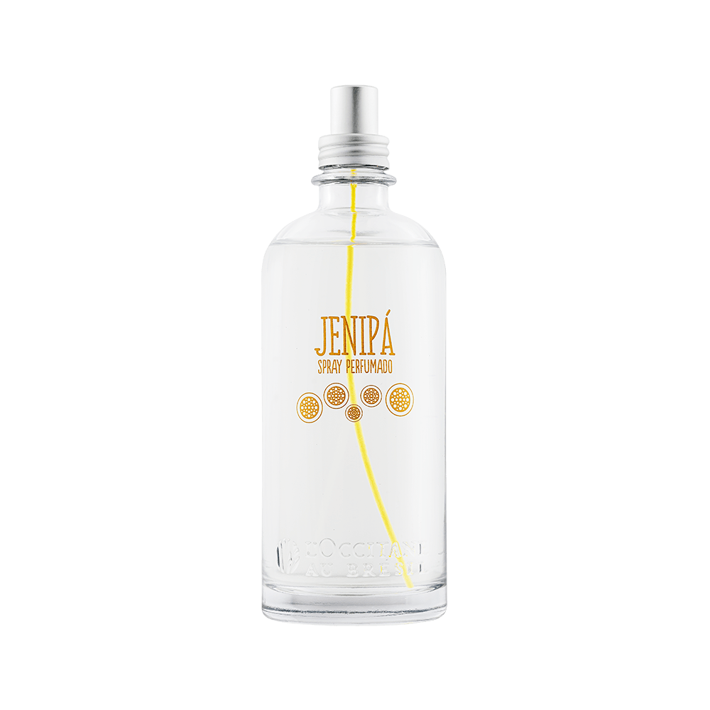 Frasco transparente de spray perfumado Jenip&aacute;, da L&rsquo;Occitane au Br&eacute;sil, com l&iacute;quido claro e detalhes em amarelo no r&oacute;tulo, em design minimalista.