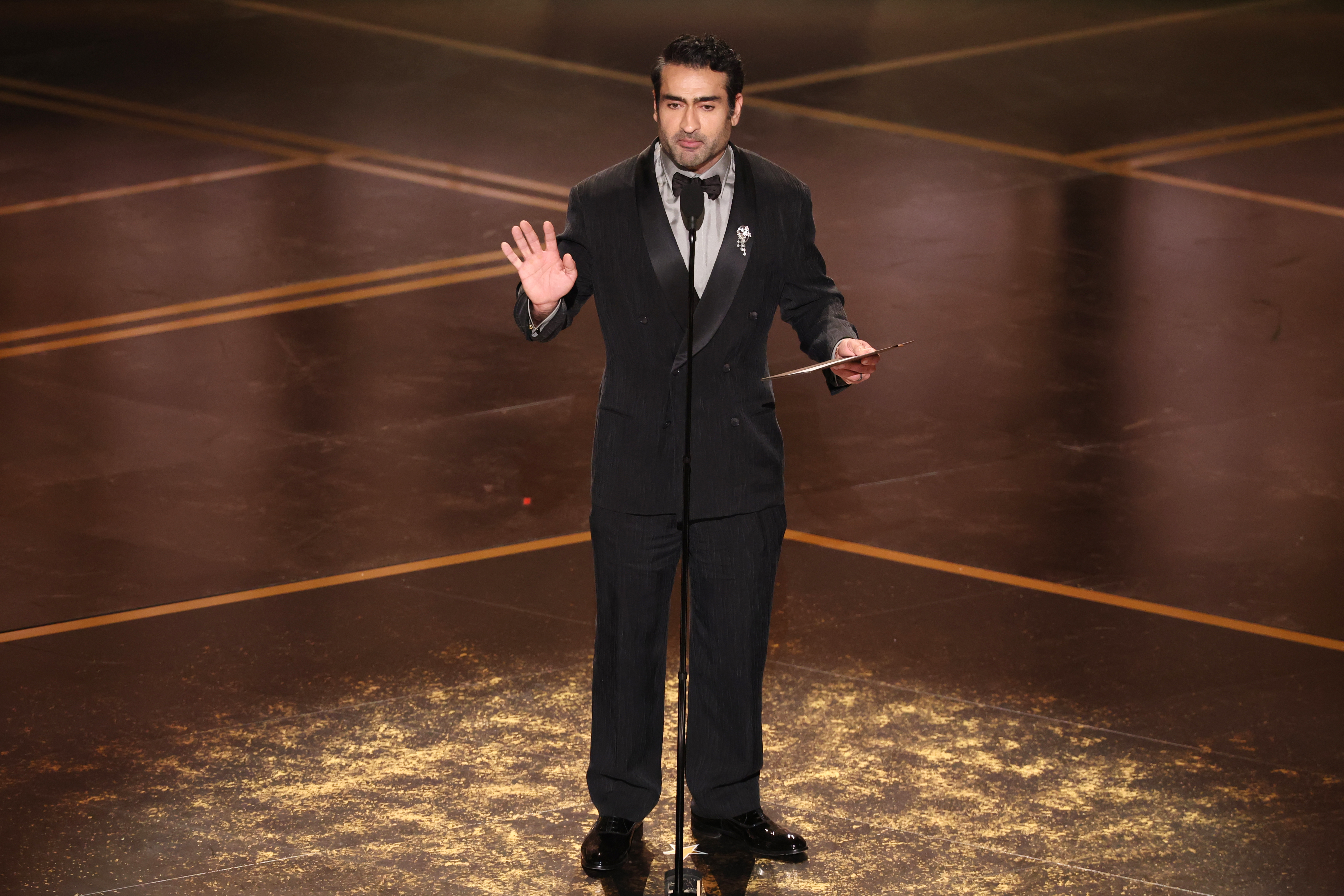 Kumail Nanjiani no palco do Oscar 2026 durante anúncio de empate na categoria melhor curta-metragem de ficção
