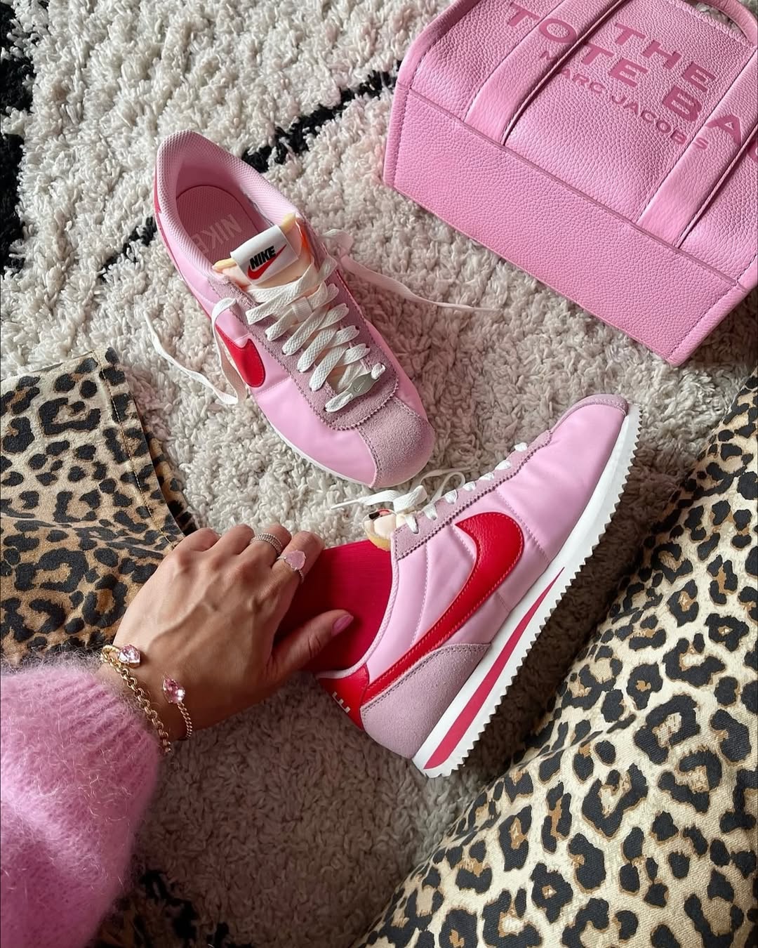 Foto de t&euml;nis rosa e vermelho no ch&aacute;o