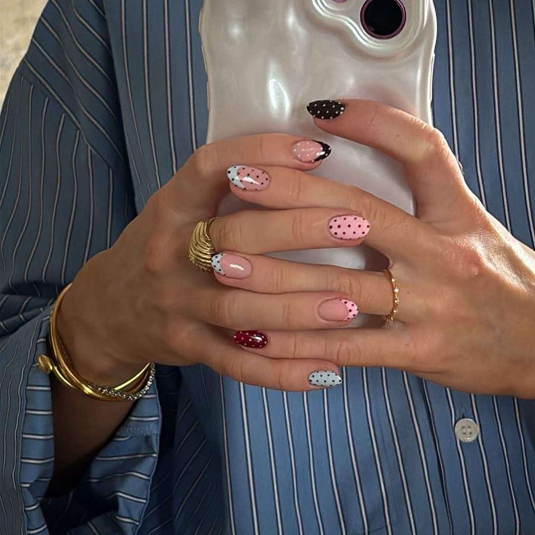 Unhas amendoadas curtas com nail art de po&aacute; colorido