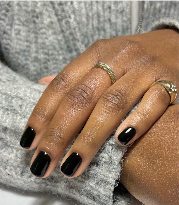M&atilde;os femininas com unhas pretas