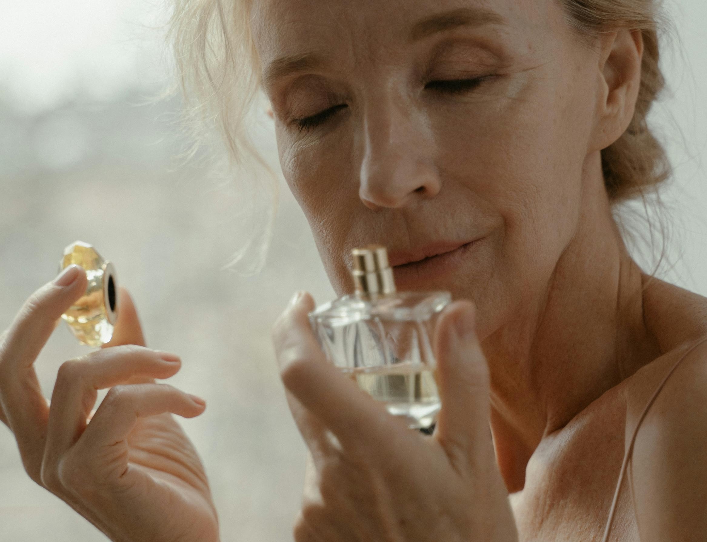 Durante muito tempo, perfumes importados foram vistos como sinônimo de sofisticação. No entanto, essa percepção vem mudando! Nos últimos anos, a perfumaria nacional evoluiu ao investir em matérias-primas de qualidade e composições mais complexas.