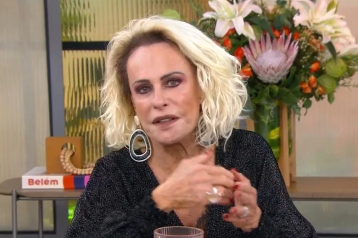 Ana Maria Braga em estúdio de TV, com expressão séria