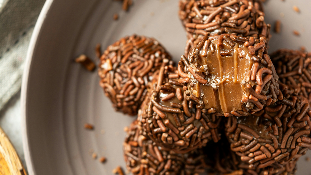Brigadeiros enrolados com granulado servidos em prato