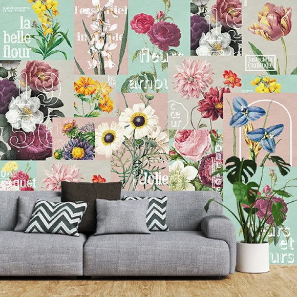 Sala com sof&aacute; neutro e parede coberta por lambe-lambes florais em tons suaves, criando um ambiente delicado, leve e acolhedor na decora&ccedil;&atilde;o