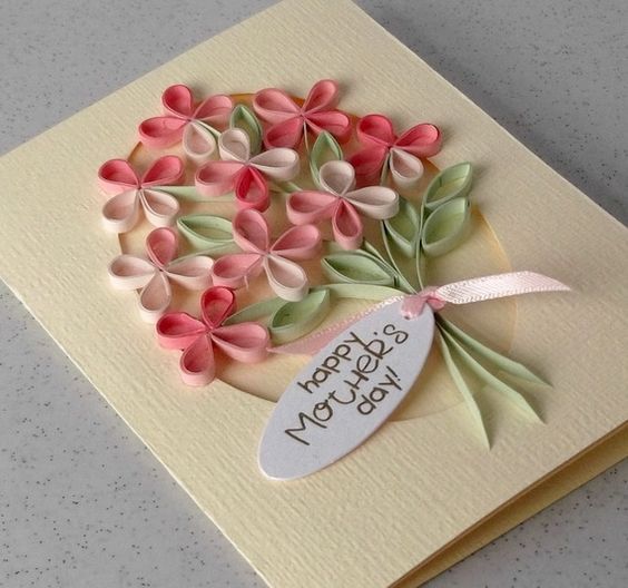 Cart&atilde;o de presente com desenho floral e bilhete de dia das m&atilde;es