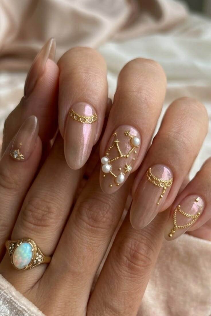 Unhas ros&eacute; com correntes douradas e p&eacute;rolas delicadas, nail art sofisticada inspirada em joias minimalistas
