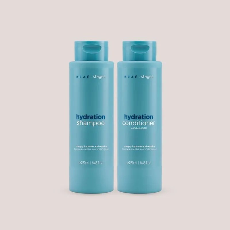 Dois frascos cil&iacute;ndricos azuis-turquesa de shampoo e condicionador da linha hydration da marca BRA&Eacute;. stages, cada um com 250ml, sobre um fundo bege claro