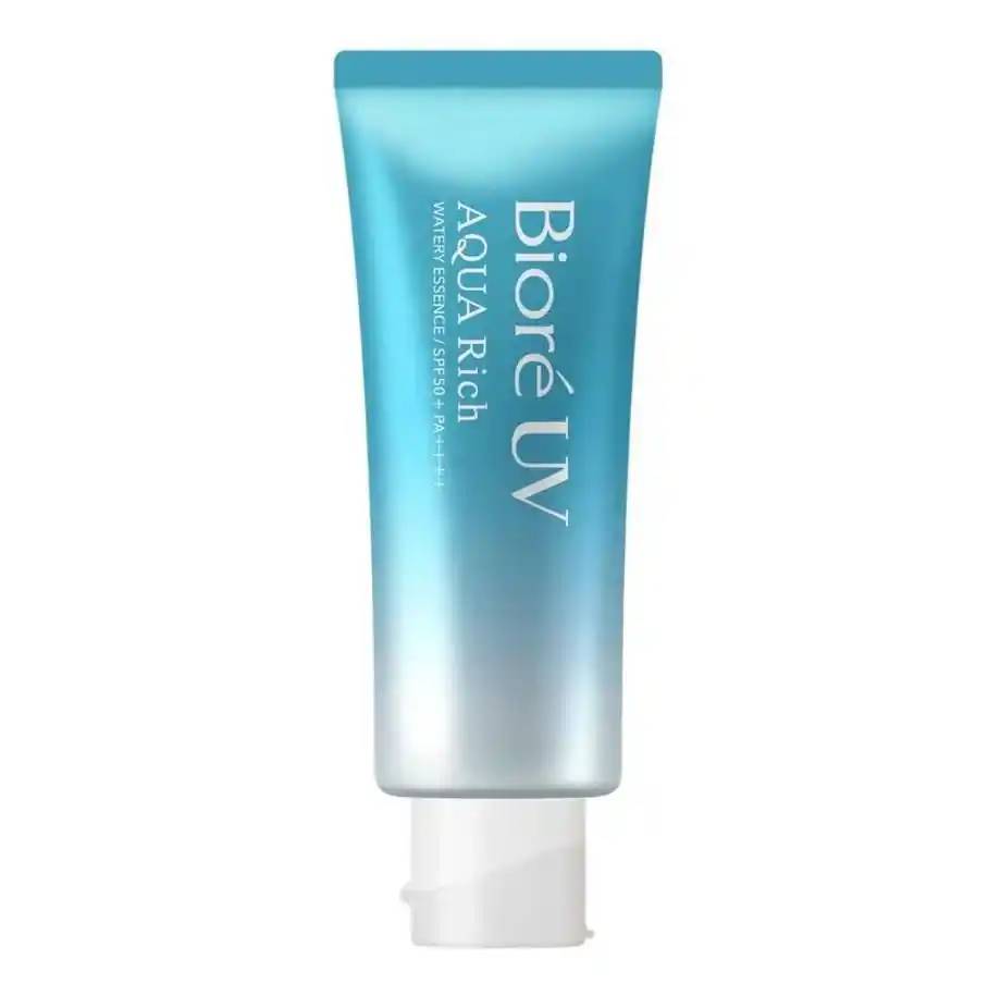 Tubo de protetor solar Biore UV Aqua Rich Watery Essence SPF50+ PA++++, azul-claro degrad&ecirc; para branco na base, com tampa branca, em fundo branco