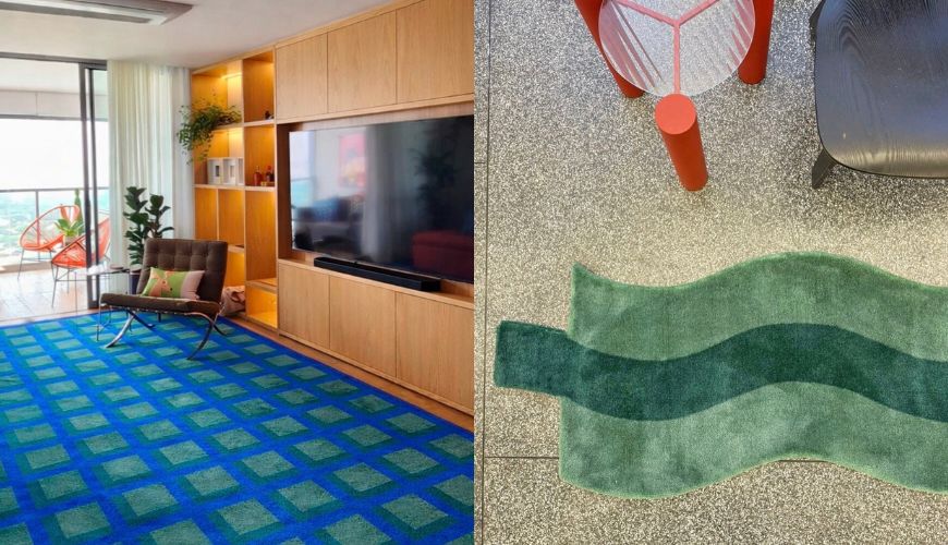 &Agrave; esquerda, uma sala de estar com tapete azul e verde, poltrona marrom, estante de madeira clara e televis&atilde;o. &Agrave; direita, um tapete verde ondulado sobre piso cinza, com parte de uma mesa vermelha e uma cadeira preta vis&iacute;veis