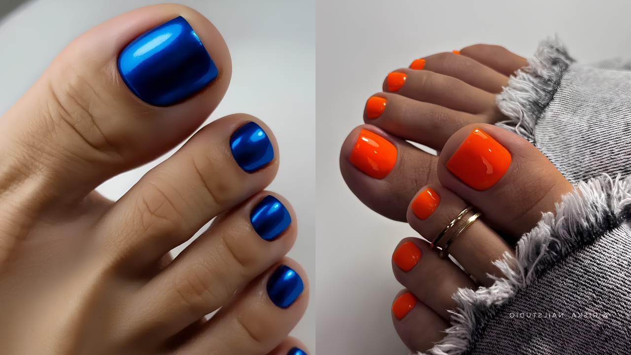 Pés com unhas pintadas. À esquerda, unhas azuis metálicas. À direita, unhas laranjas vibrantes, com um anel dourado no segundo dedo e jeans desfiado