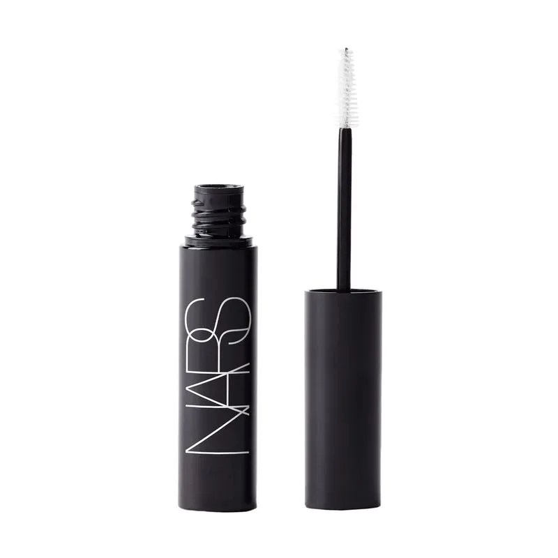 Tubo preto de r&iacute;mel NARS aberto, com o aplicador de cerdas brancas e cabo preto ao lado, sobre fundo branco
