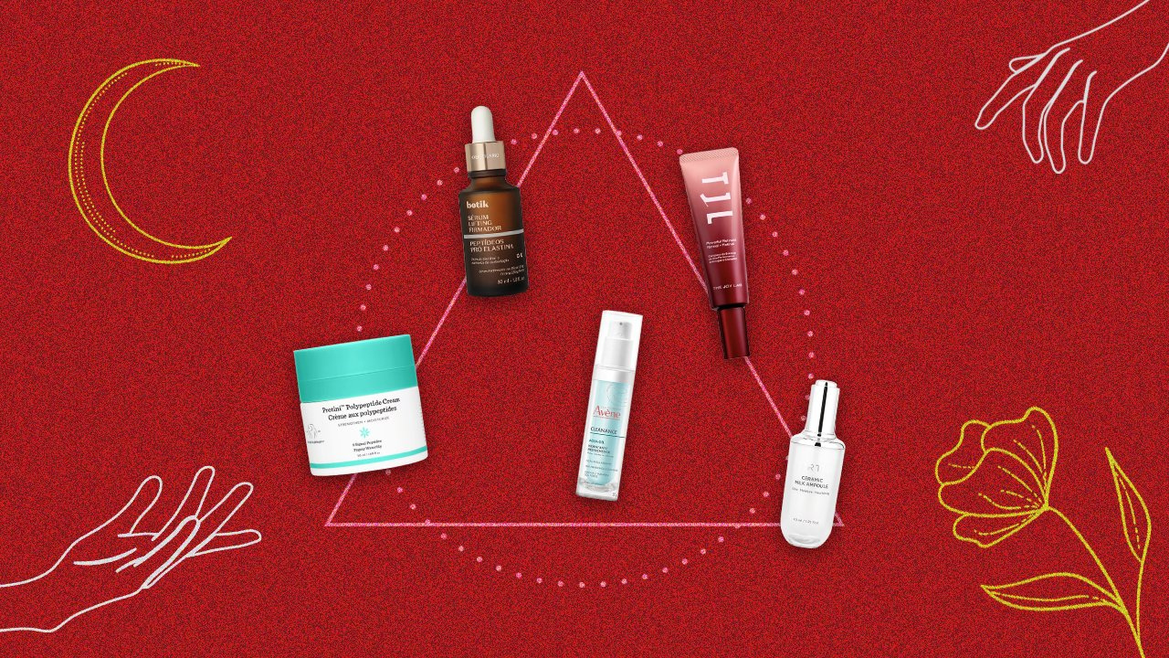 Cinco produtos de skincare dispostos em forma de triângulo sobre um fundo vermelho texturizado, com ilustrações de mãos, uma lua crescente e uma flor em dourado e branco