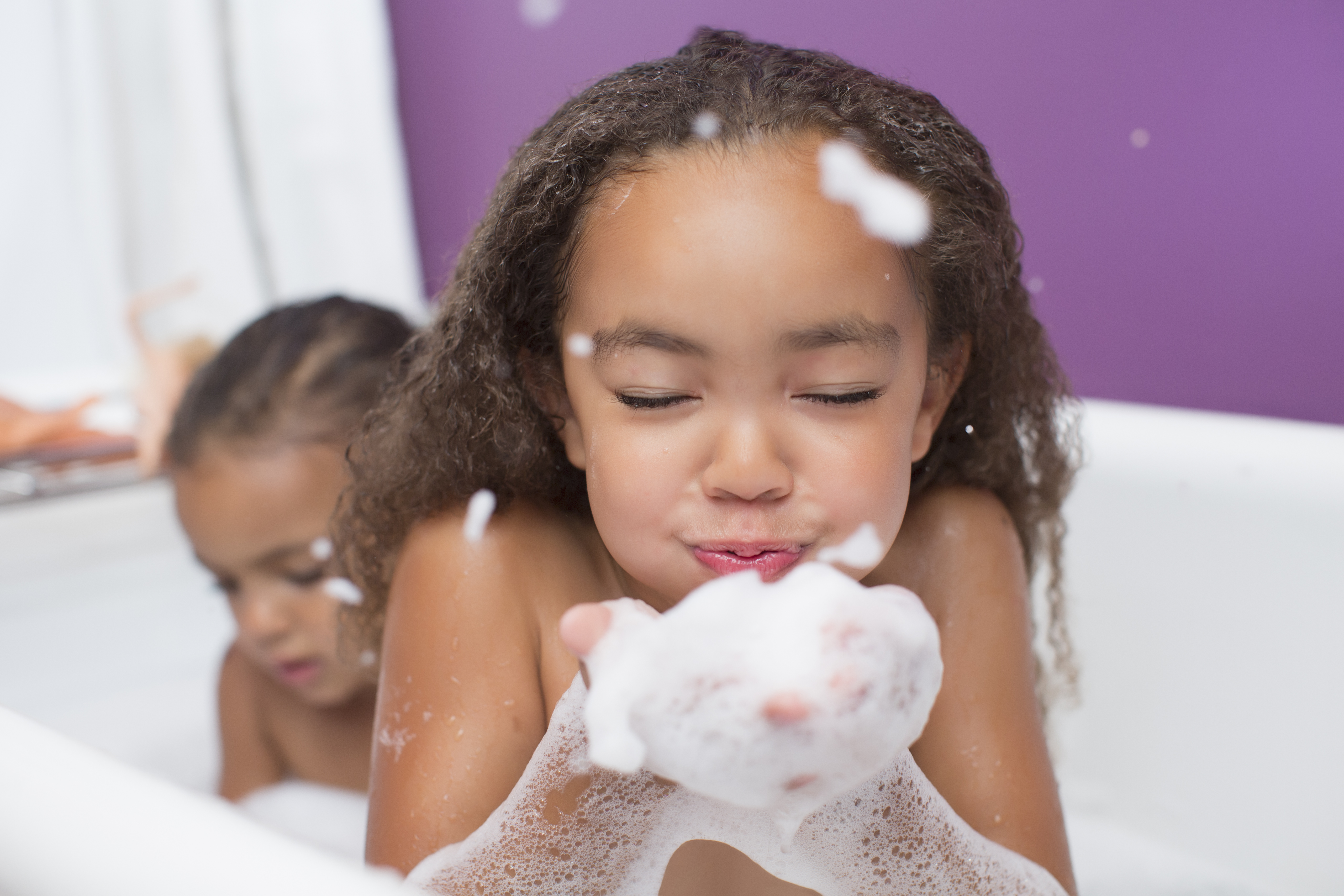 7 shampoos e condicionadores para cabelos cacheados infantis que limpam sem ressecar