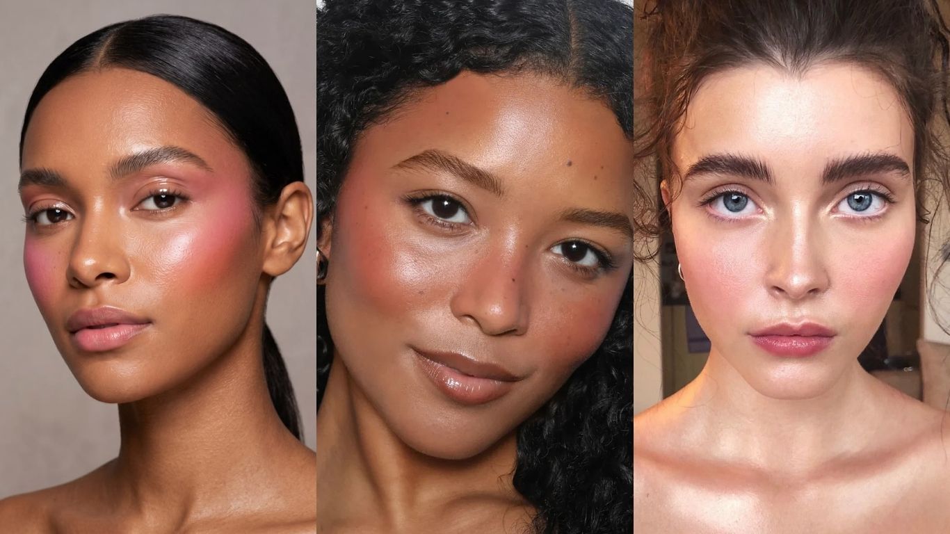 Três mulheres com maquiagem natural e blush rosado. A primeira tem pele morena, cabelo liso preso e blush rosa vibrante. A segunda, pele parda, cabelo cacheado solto e blush pêssego. A terceira, pele clara, olhos azuis, cabelo castanho preso e blush rosa suave