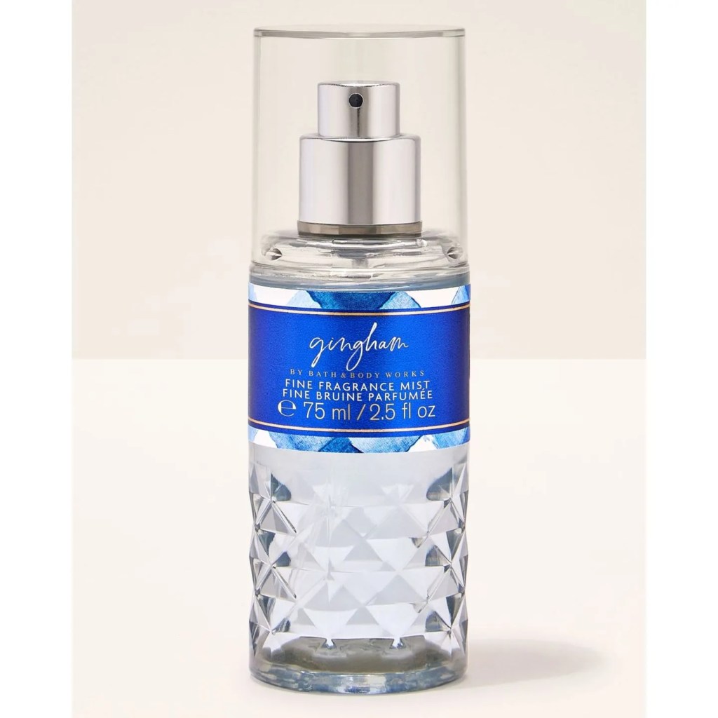 Frasco de vidro transparente do perfume Gingham da Bath & Body Works, com tampa prateada e r&oacute;tulo azul escuro com padr&atilde;o xadrez azul e branco, indicando 75 ml