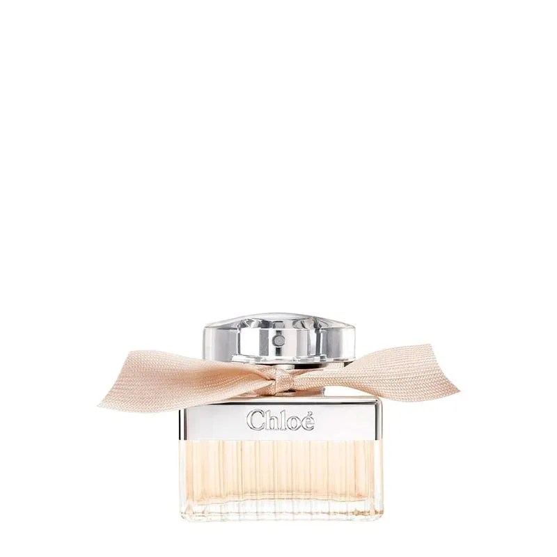 Frasco de perfume Chlo&eacute; com l&iacute;quido &acirc;mbar claro, tampa prateada e la&ccedil;o bege amarrado no gargalo, sobre fundo branco