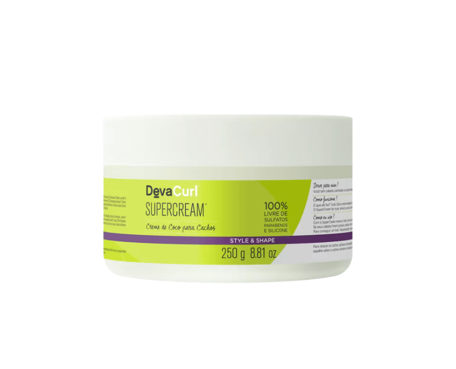 Pote branco de creme DevaCurl Supercream, Creme de Coco para Cachos, com r&oacute;tulo verde-lim&atilde;o e detalhes roxos. O r&oacute;tulo informa que o produto &eacute; 100% livre de sulfatos, parabenos e silicone, e cont&eacute;m 250g ou 8.81 oz