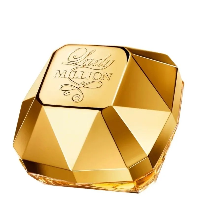 Frasco de perfume Lady Million dourado, facetado como um diamante, com o nome gravado em relevo na tampa retangular superior, sobre fundo branco