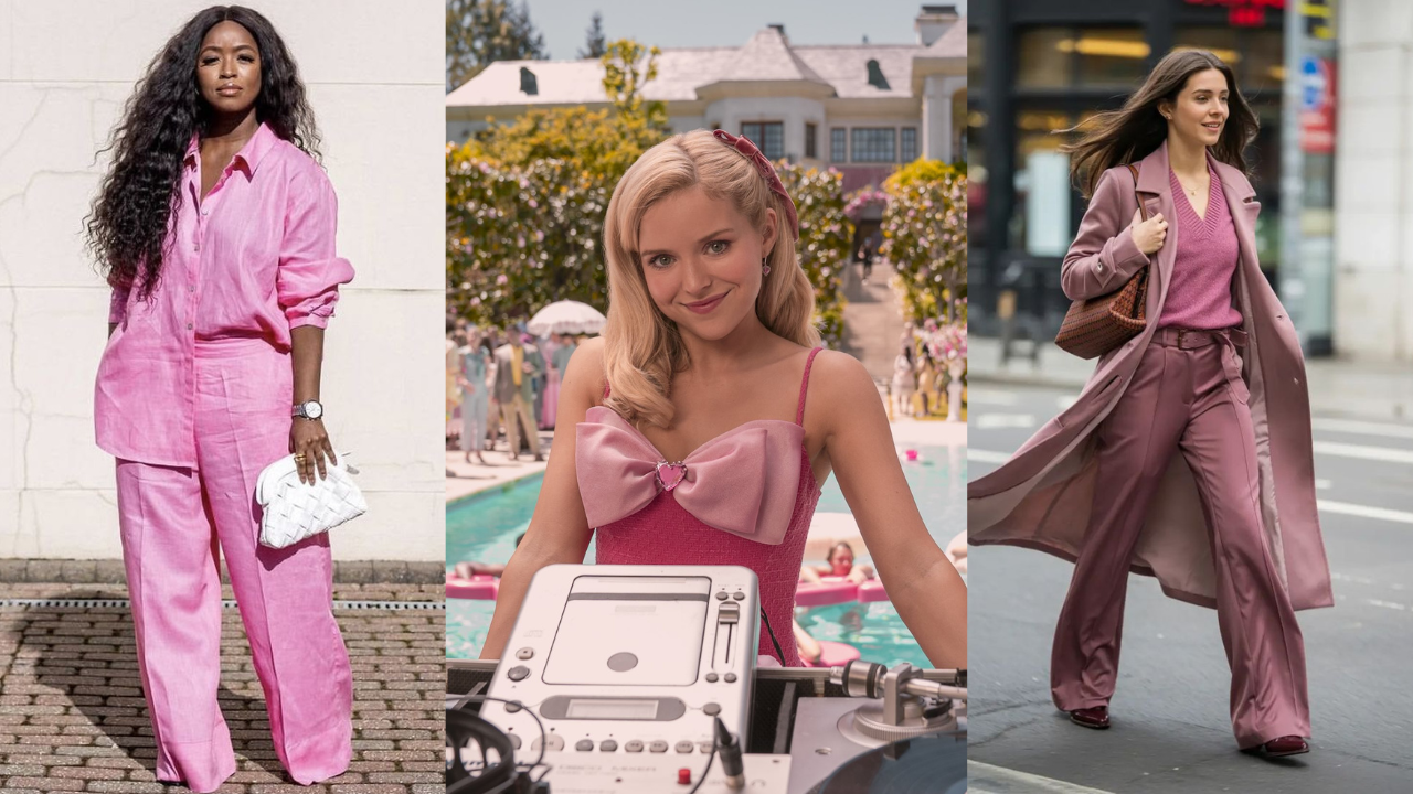 Três mulheres exibem looks em tons de rosa. À esquerda, uma mulher negra com cabelo longo e ondulado veste conjunto de camisa e calça rosa-choque, segurando bolsa branca. Ao centro, uma mulher loira com laço rosa no cabelo e vestido rosa com laço grande no busto, sorri atrás de uma mesa de DJ, com piscina e mansão ao fundo. À direita, uma mulher branca com cabelo castanho solto veste suéter, calça e sobretudo em tons de rosa-antigo, com bolsa marrom, caminhando na rua