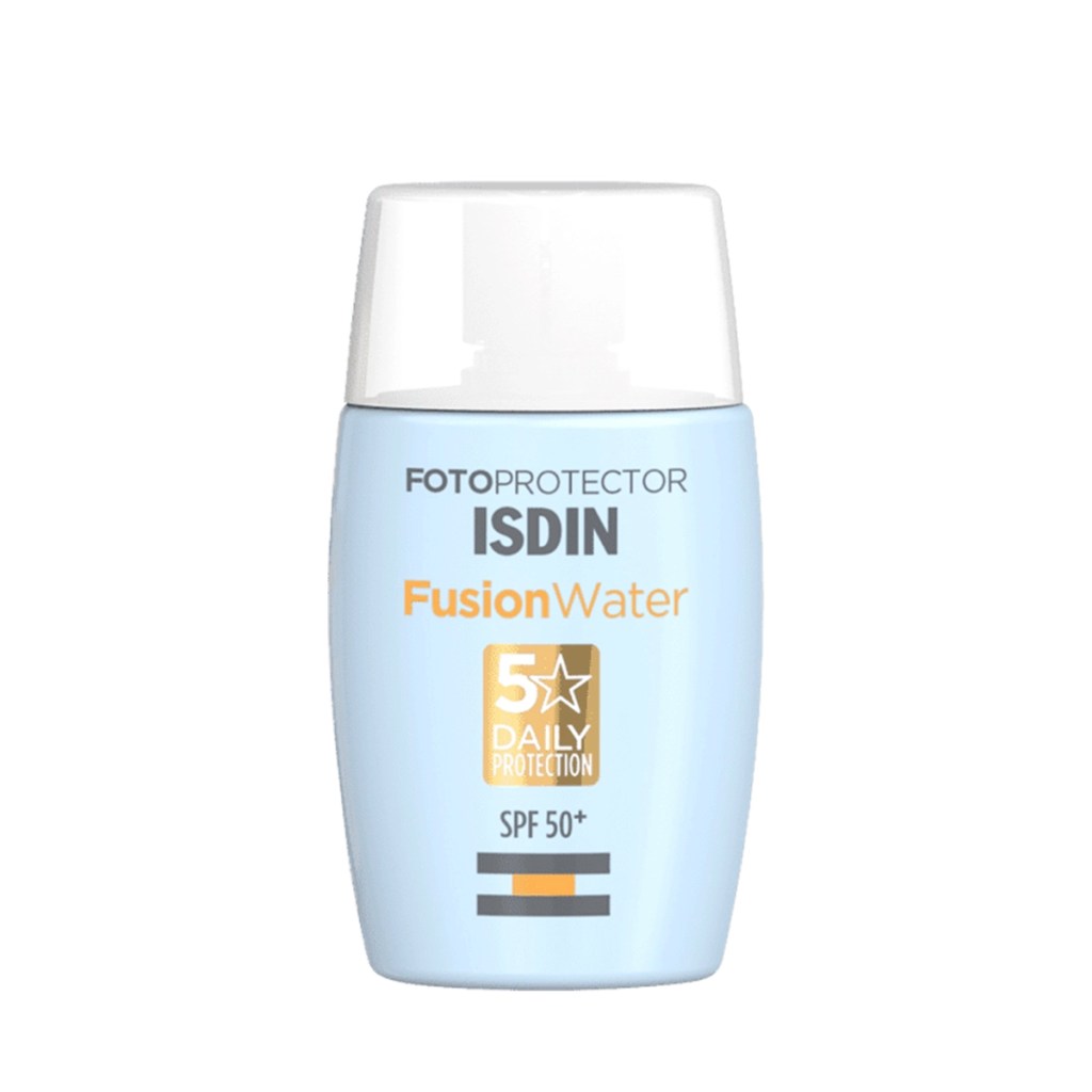 Frasco azul claro de protetor solar ISDIN FusionWater com tampa branca, indicando FOTOPROTECTOR, 5 estrelas de prote&ccedil;&atilde;o di&aacute;ria e SPF 50+