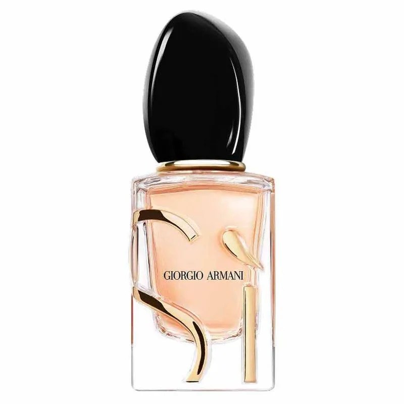 Frasco de perfume Giorgio Armani retangular de vidro transparente com l&iacute;quido cor p&ecirc;ssego, tampa preta oval e detalhes dourados em relevo na frente