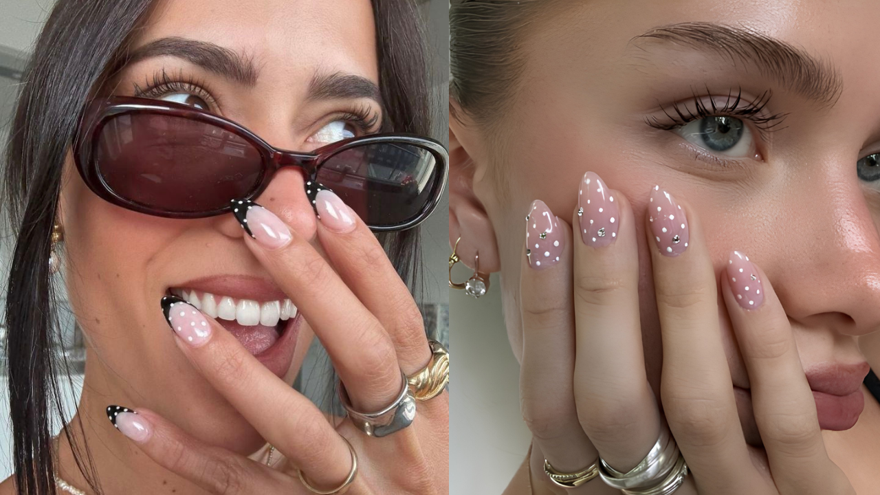 Duas mulheres exibem unhas decoradas com bolinhas. A primeira, de óculos escuros, sorri mostrando unhas francesinhas pretas com bolinhas brancas. A segunda, com maquiagem leve, tem unhas amendoadas em tom nude com bolinhas brancas e strass