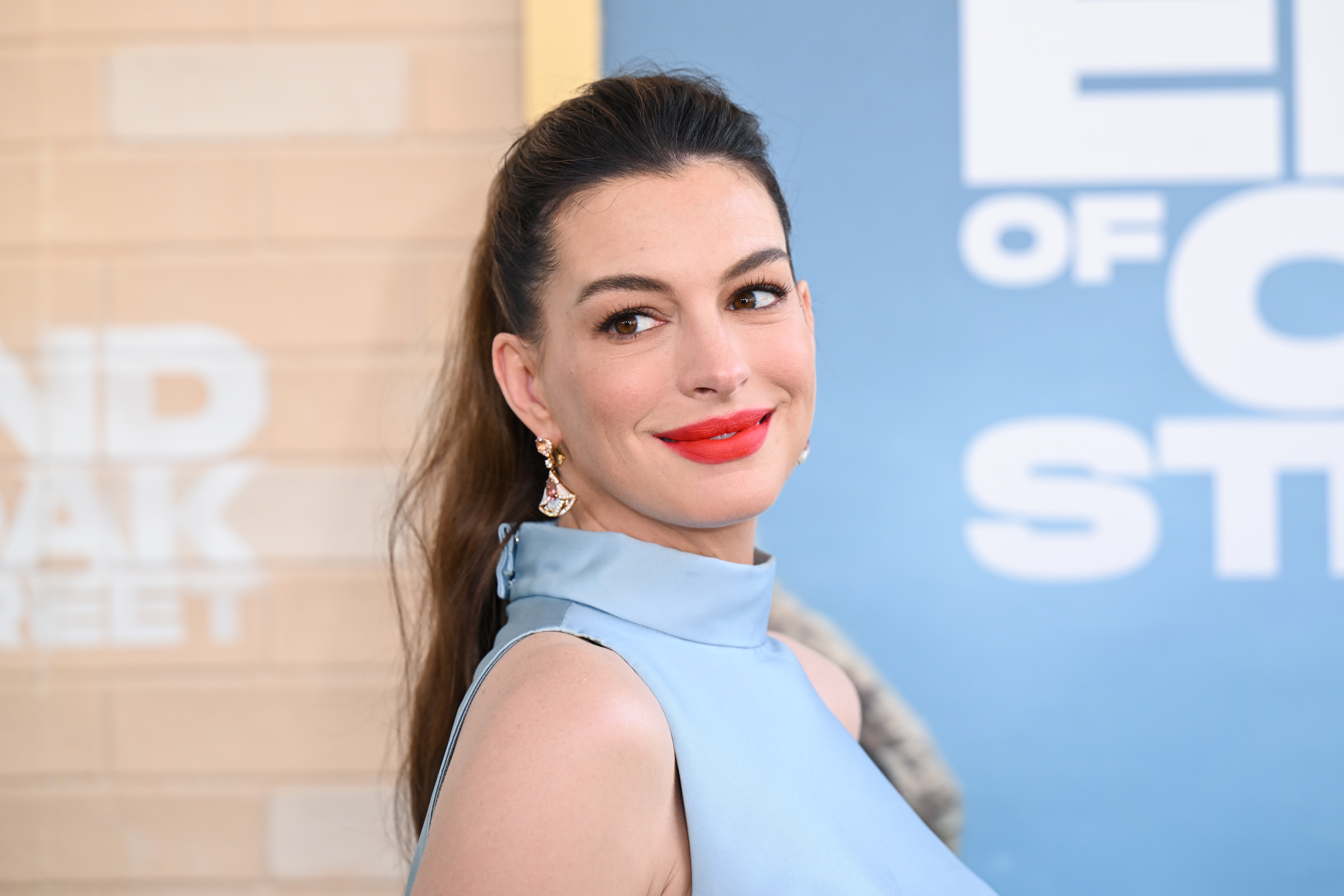 Grávida, Anne Hathaway rouba a cena com look de barriga à mostra