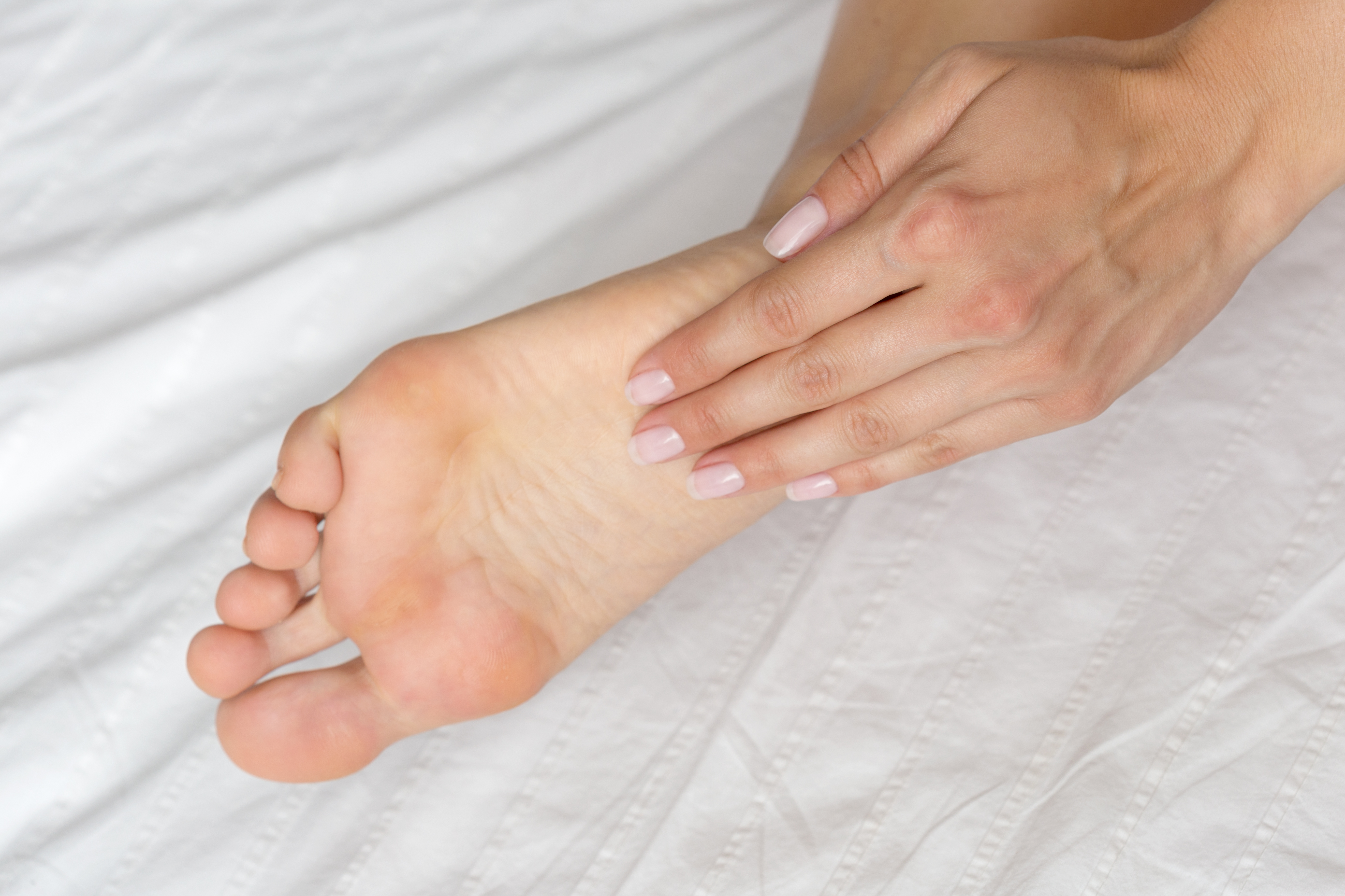 6 cremes hidratantes para deixar os pés maduros mais macios e jovens