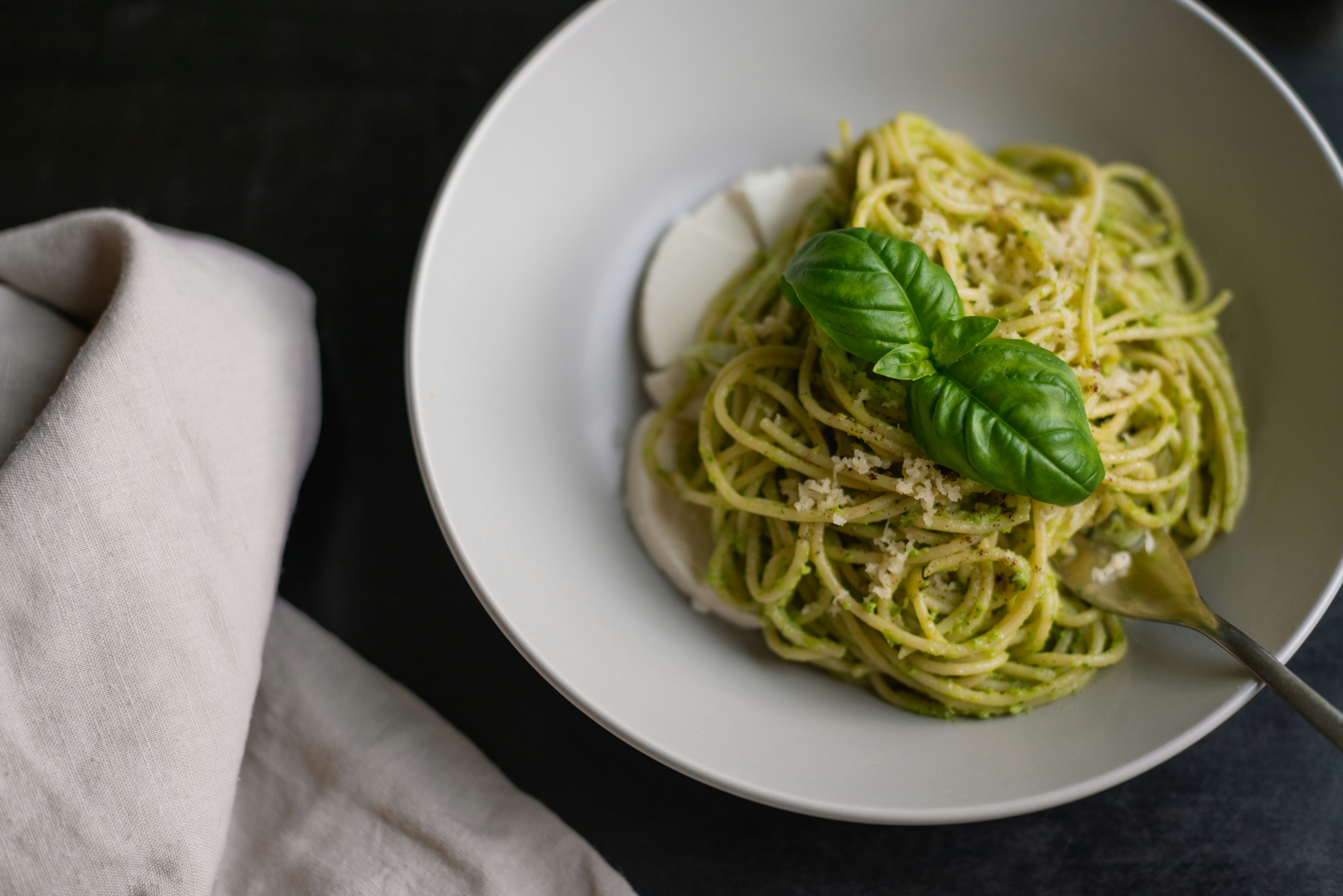 Molho pesto: aprenda a receita tradicional e 2 versões fáceis